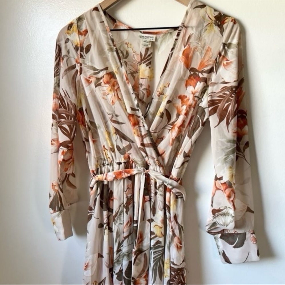 NWOT en focus studio belted v neck floral long sleeve dress